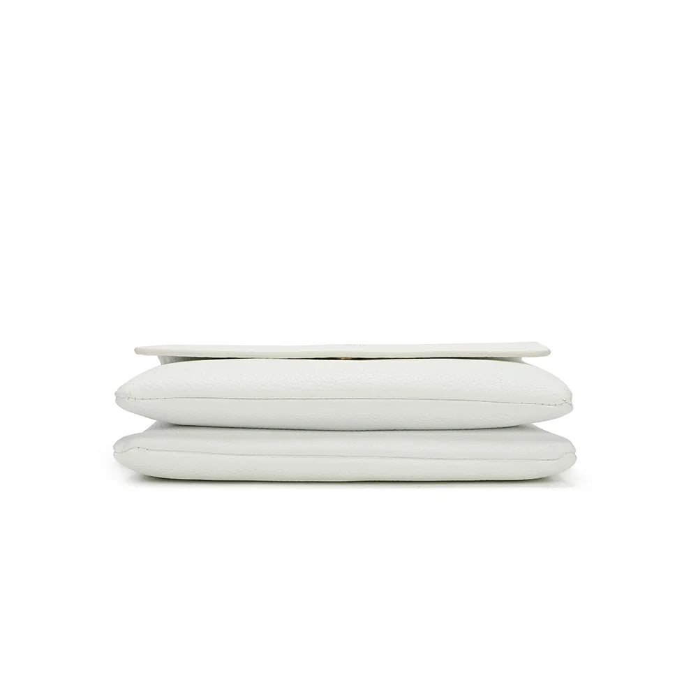Dessous de la pochette Elara blanc, simili cuir grainé vegan au toucher souple – réf. SF-69033