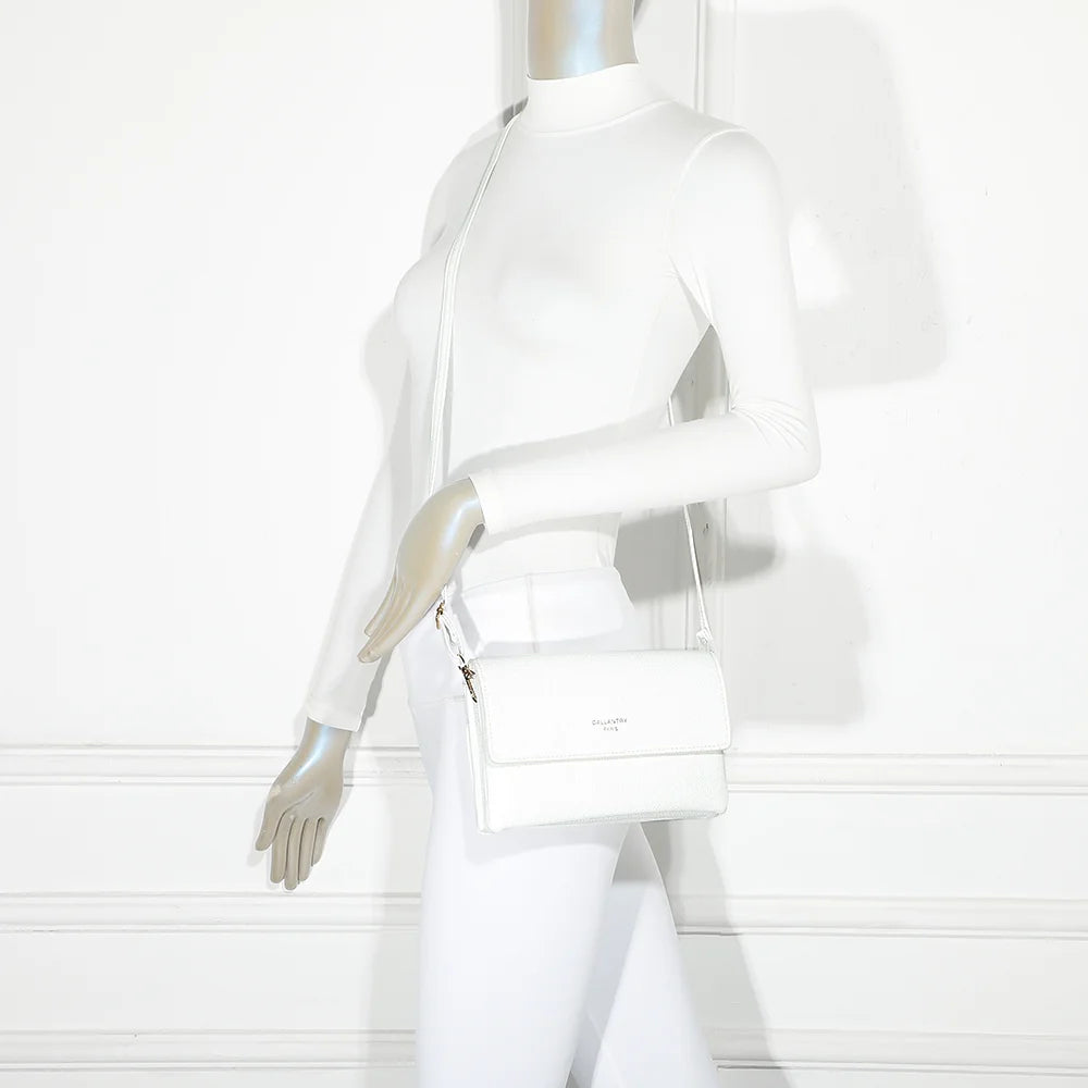 Pochette bandoulière Elara blanc portée par une femme, en travers du corps – réf. SF-69033
