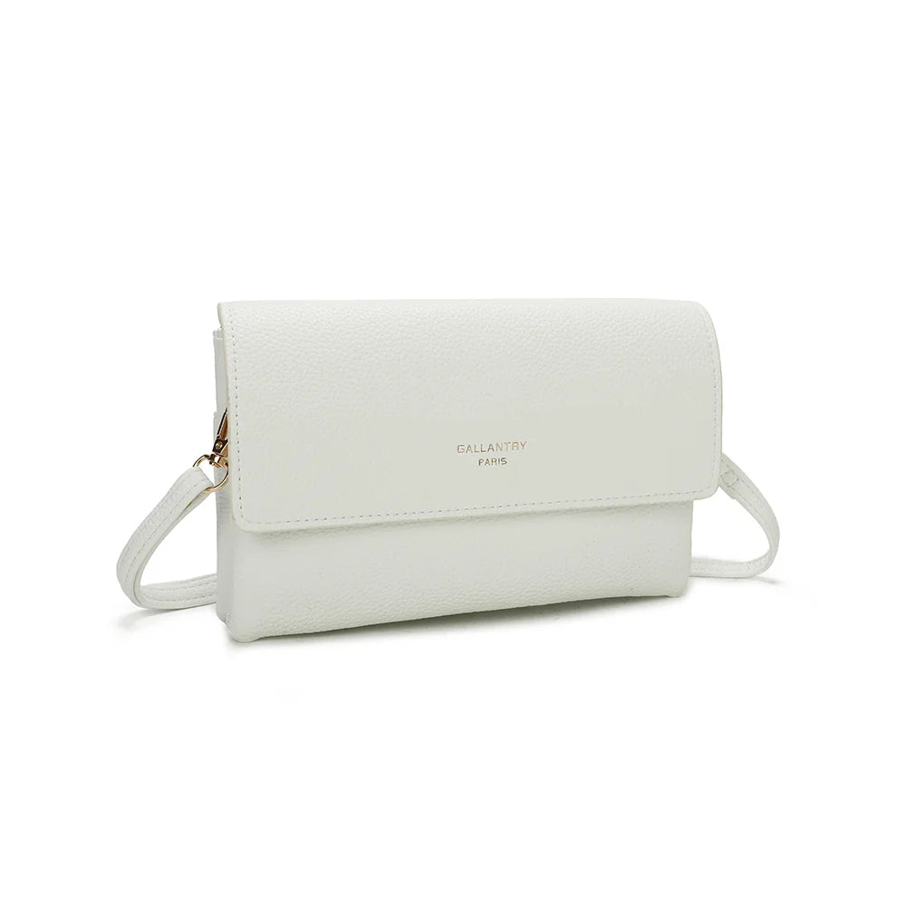 Pochette Elara blanc vue de trois quarts : format plat et rabat sobre en simili cuir grainé – réf. SF-69033