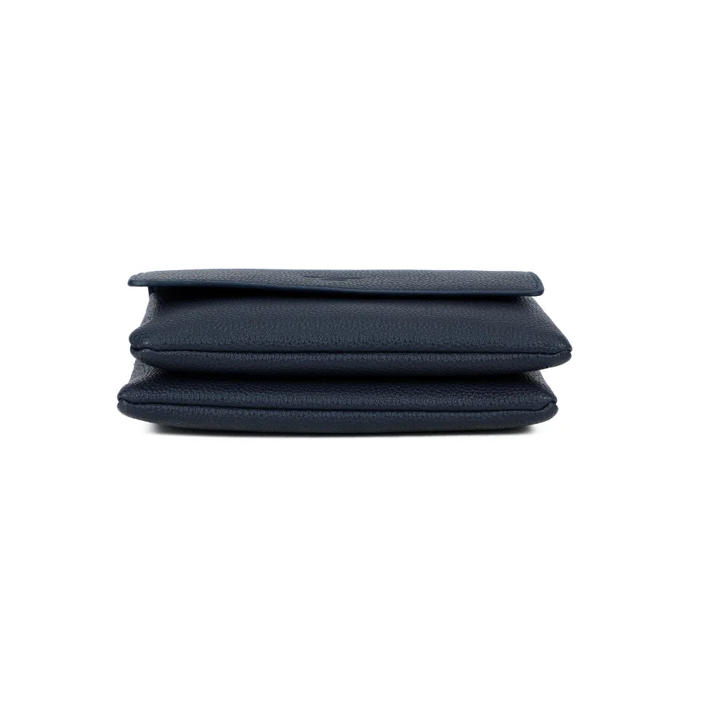 Dessous de la pochette Elara bleu foncé, simili cuir grainé vegan au toucher souple – réf. SF-69033