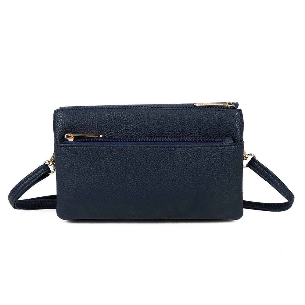 Dos de la pochette Elara bleu foncé, simili cuir grainé et bandoulière fine accrochée par anneaux dorés – réf. SF-69033
