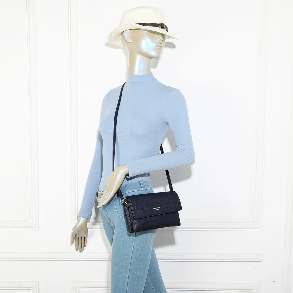 Pochette bandoulière Elara bleu foncé portée par une femme, en travers du corps – réf. SF-69033