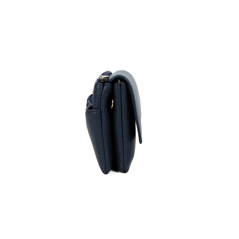 Profil de la pochette Elara bleu foncé : format fin de 4 cm de profondeur, mousqueton doré – réf. SF-69033