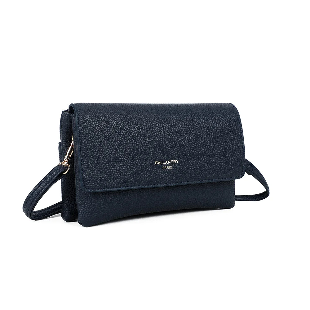 Pochette Elara bleu foncé vue de trois quarts : format plat et rabat sobre en simili cuir grainé – réf. SF-69033