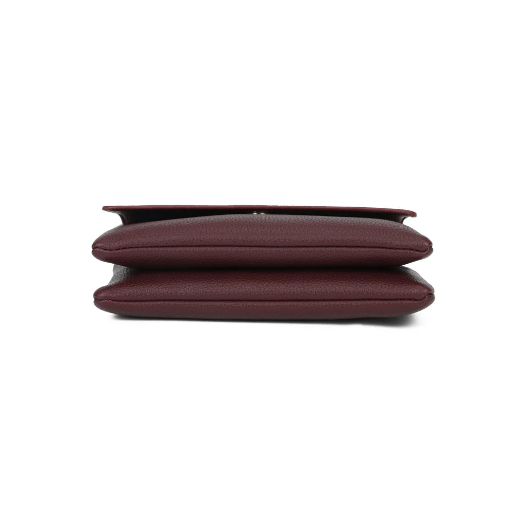 Dessous de la pochette Elara bordeaux, simili cuir grainé vegan au toucher souple – réf. SF-69033