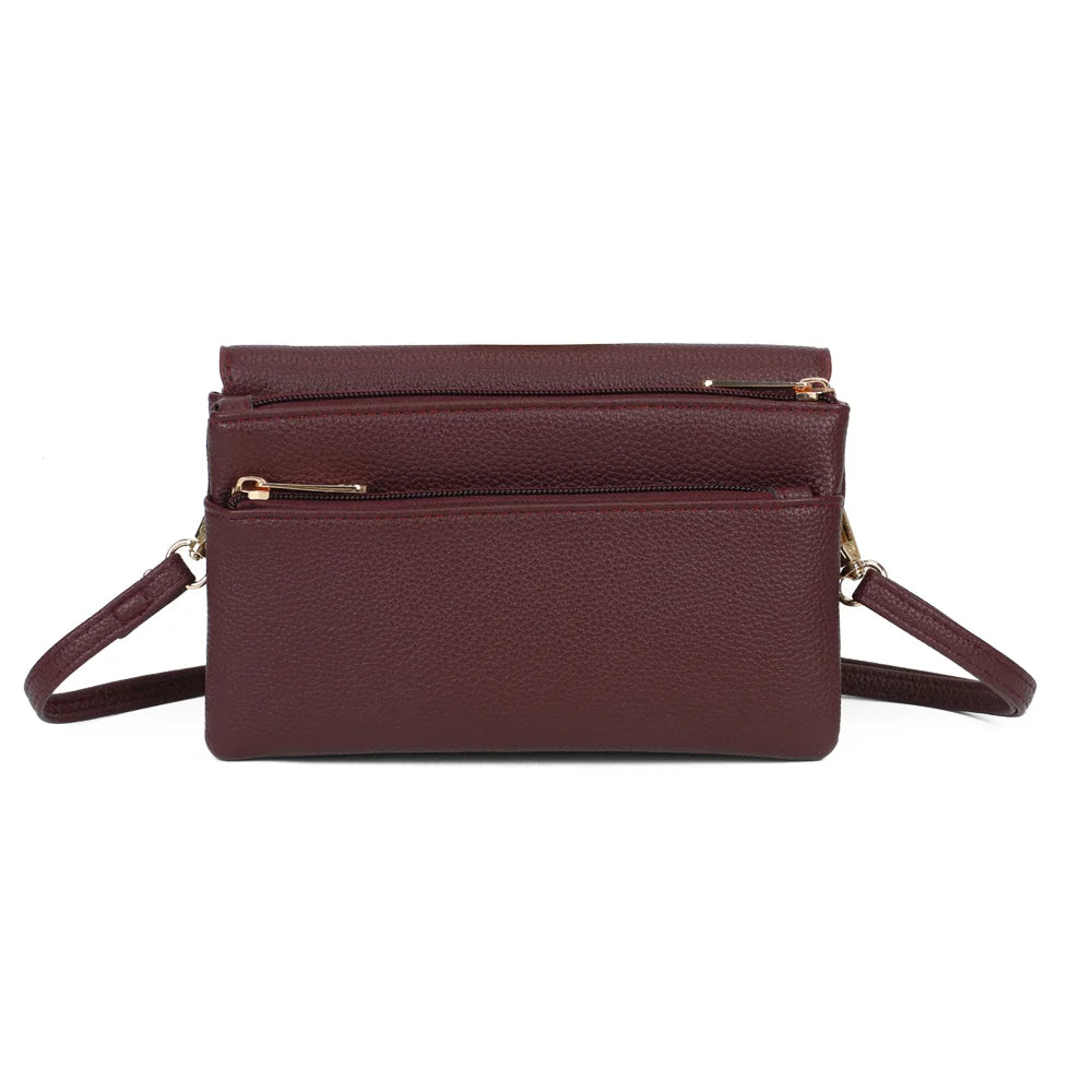Dos de la pochette Elara bordeaux, simili cuir grainé et bandoulière fine accrochée par anneaux dorés – réf. SF-69033