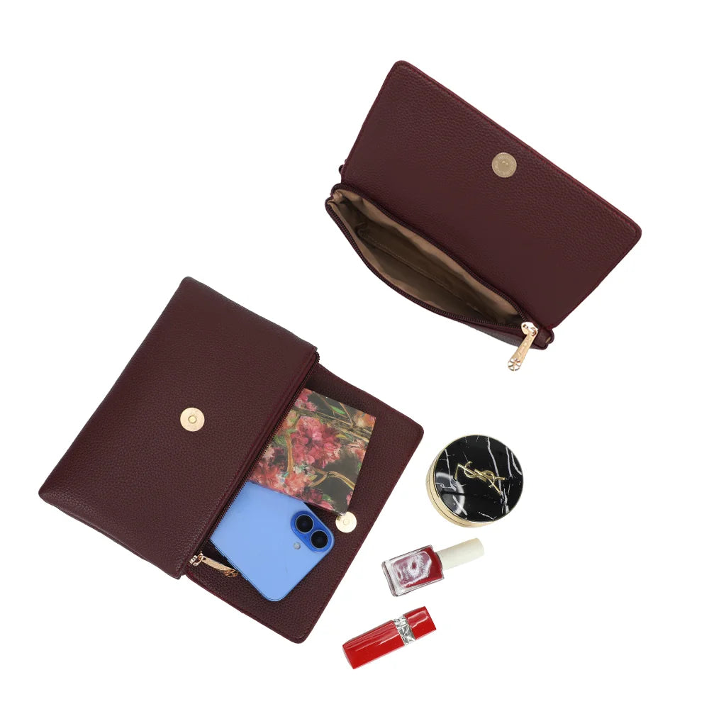 Intérieur de la pochette Elara bordeaux : rabat aimanté, compartiments et poche zippée – réf. SF-69033
