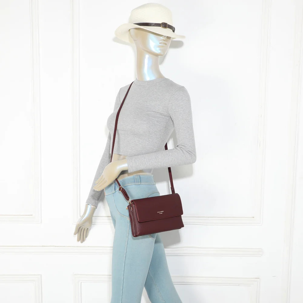 Pochette bandoulière Elara bordeaux portée par une femme, en travers du corps – réf. SF-69033