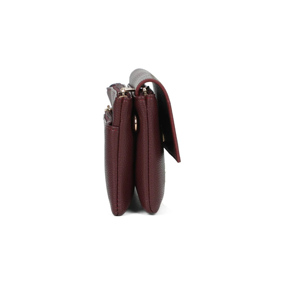 Profil de la pochette Elara bordeaux : format fin de 4 cm de profondeur, mousqueton doré – réf. SF-69033