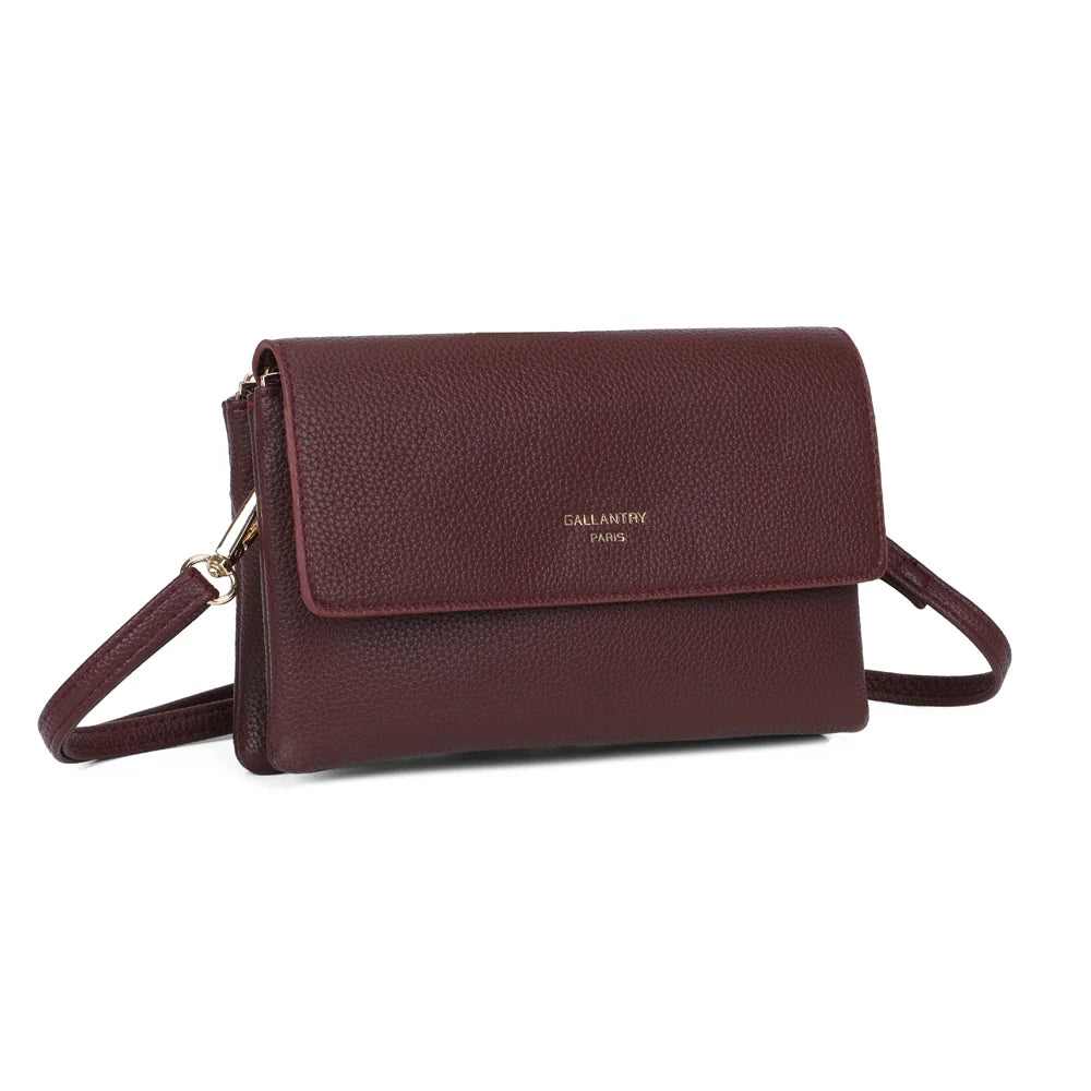 Pochette Elara bordeaux vue de trois quarts : format plat et rabat sobre en simili cuir grainé – réf. SF-69033