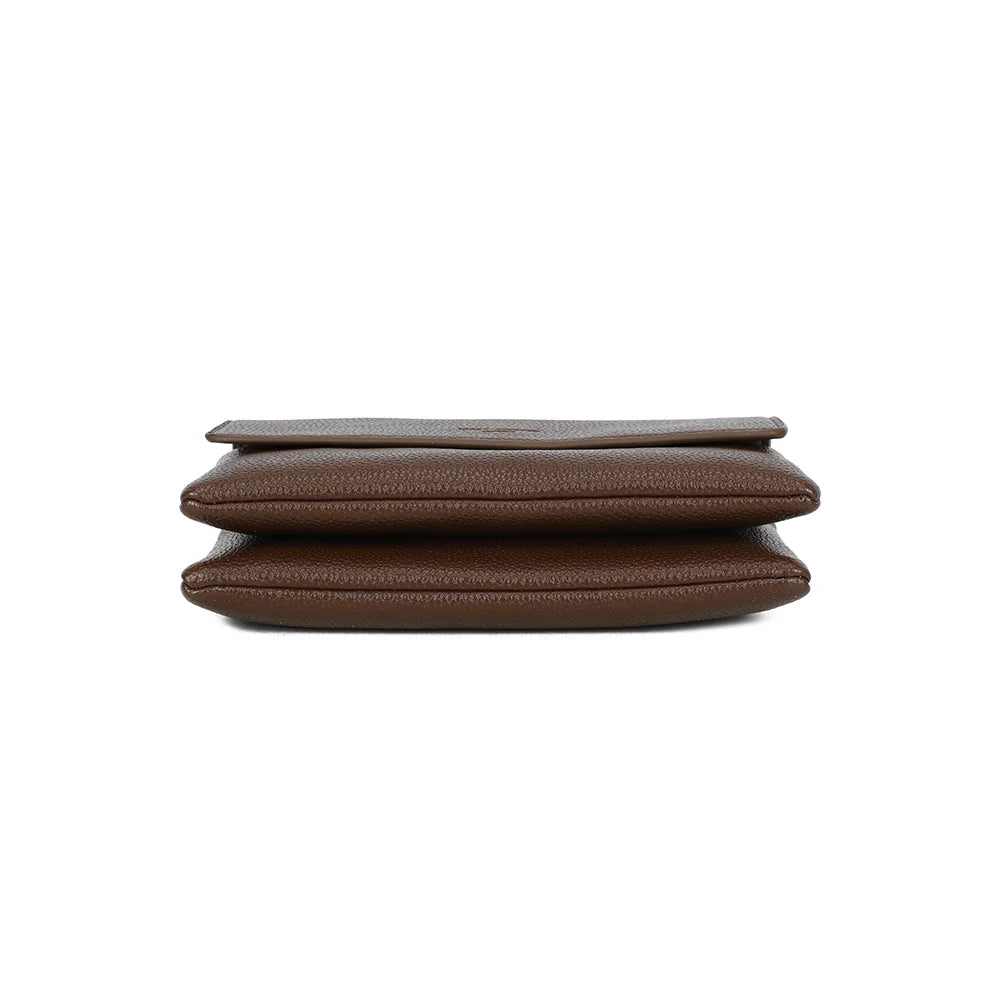 Dessous de la pochette Elara café, simili cuir grainé vegan au toucher souple – réf. SF-69033