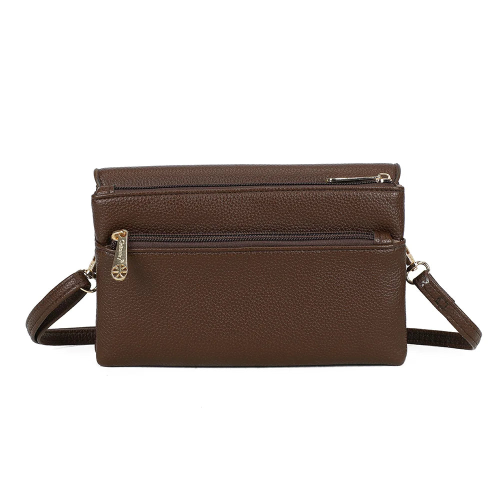 Dos de la pochette Elara café, simili cuir grainé et bandoulière fine accrochée par anneaux dorés – réf. SF-69033