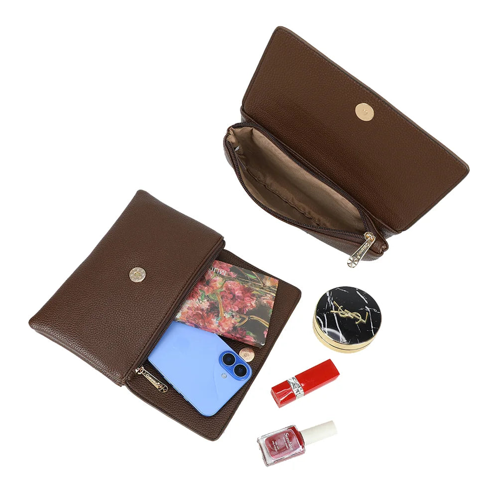 Intérieur de la pochette Elara café : rabat aimanté, compartiments et poche zippée – réf. SF-69033