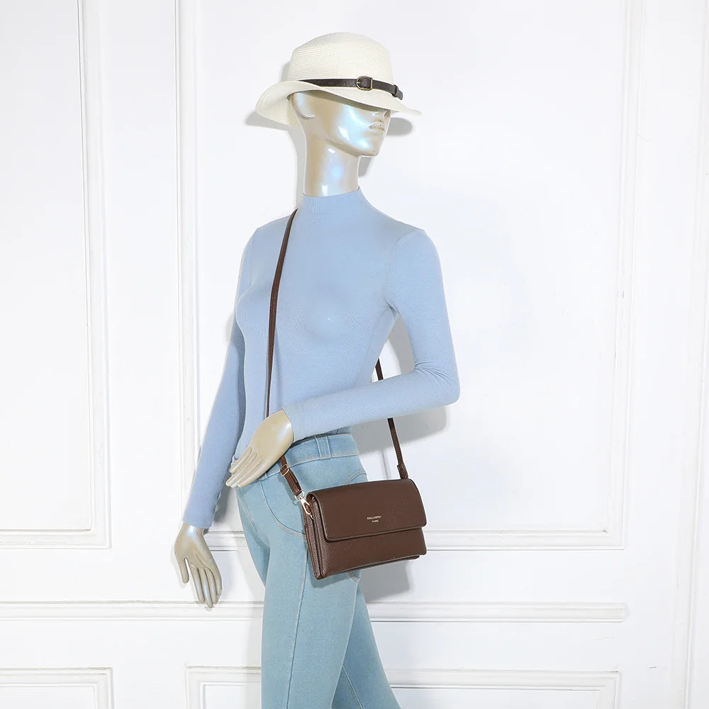 Pochette bandoulière Elara café portée par une femme, en travers du corps – réf. SF-69033