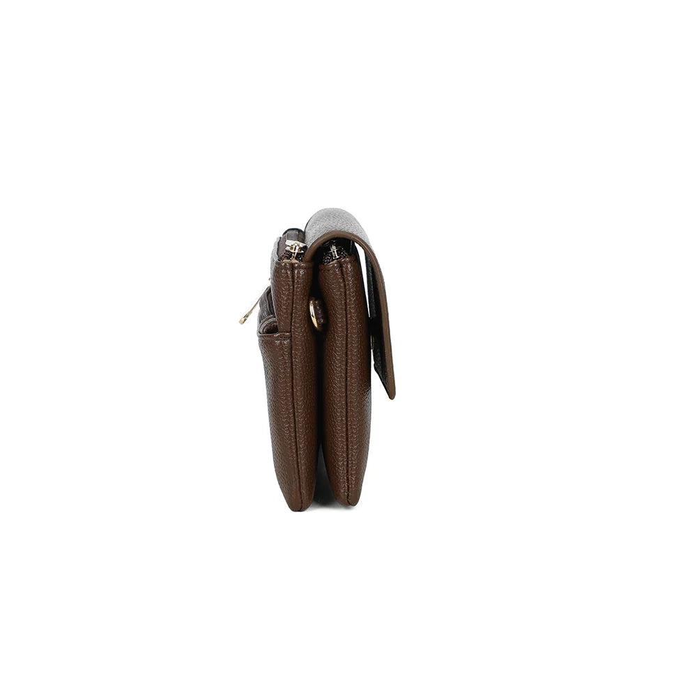 Profil de la pochette Elara café : format fin de 4 cm de profondeur, mousqueton doré – réf. SF-69033