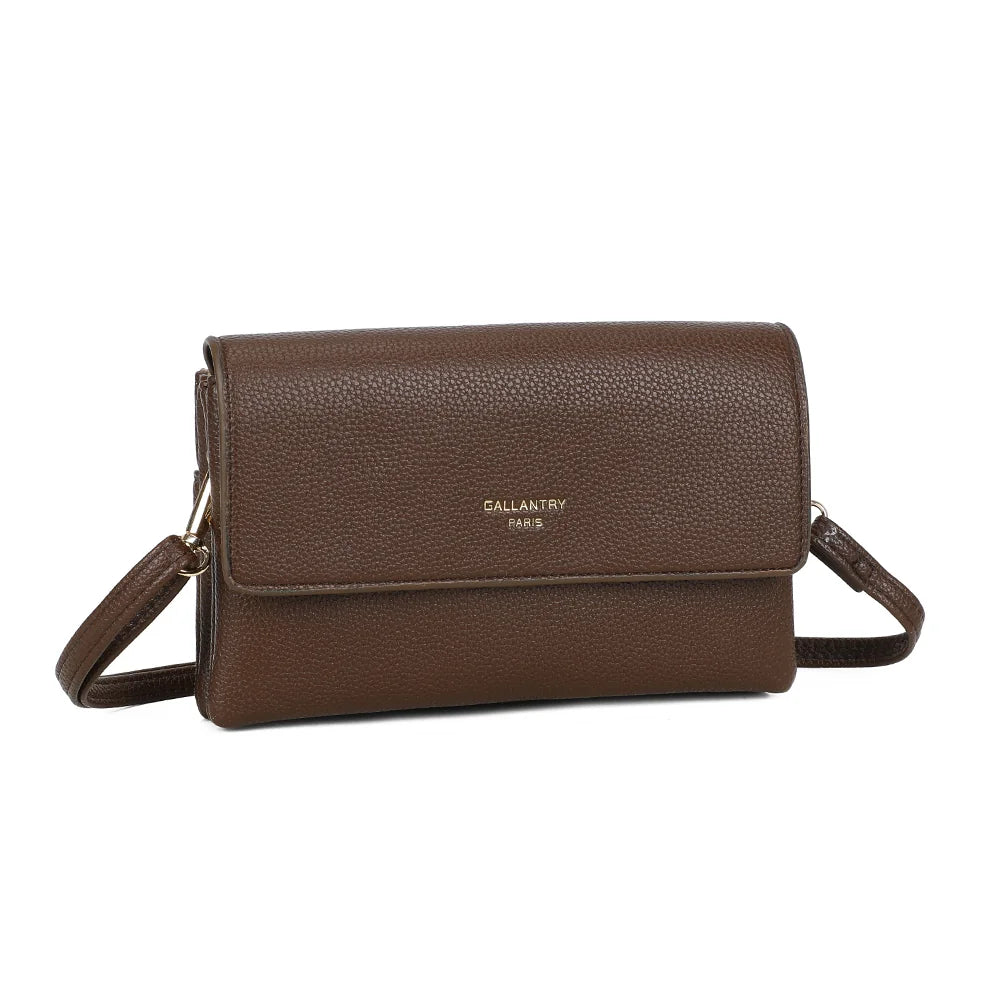 Pochette Elara café vue de trois quarts : format plat et rabat sobre en simili cuir grainé – réf. SF-69033