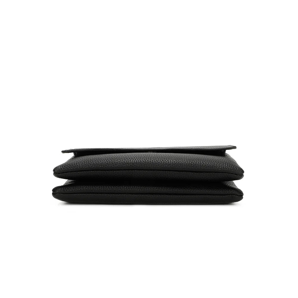 Dessous de la pochette Elara noir, simili cuir grainé vegan au toucher souple – réf. SF-69033