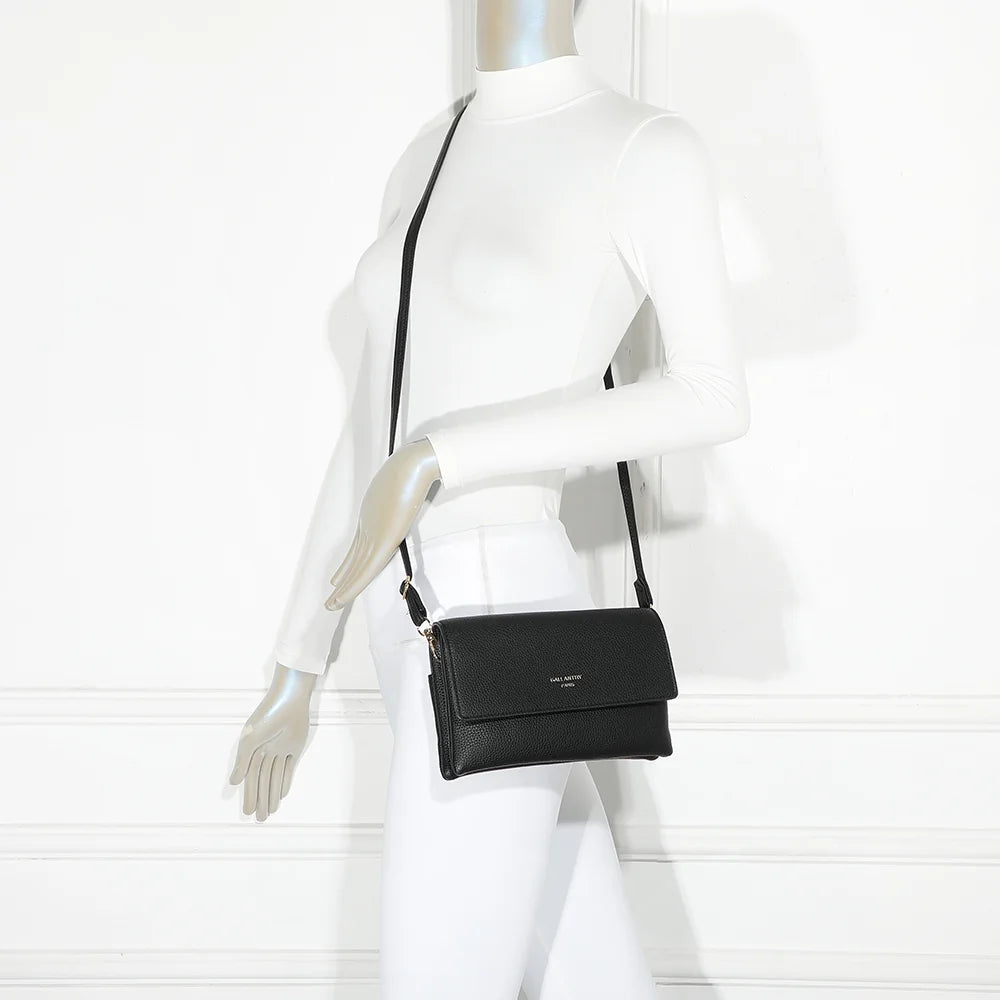 Pochette bandoulière Elara noir portée par une femme, en travers du corps – réf. SF-69033