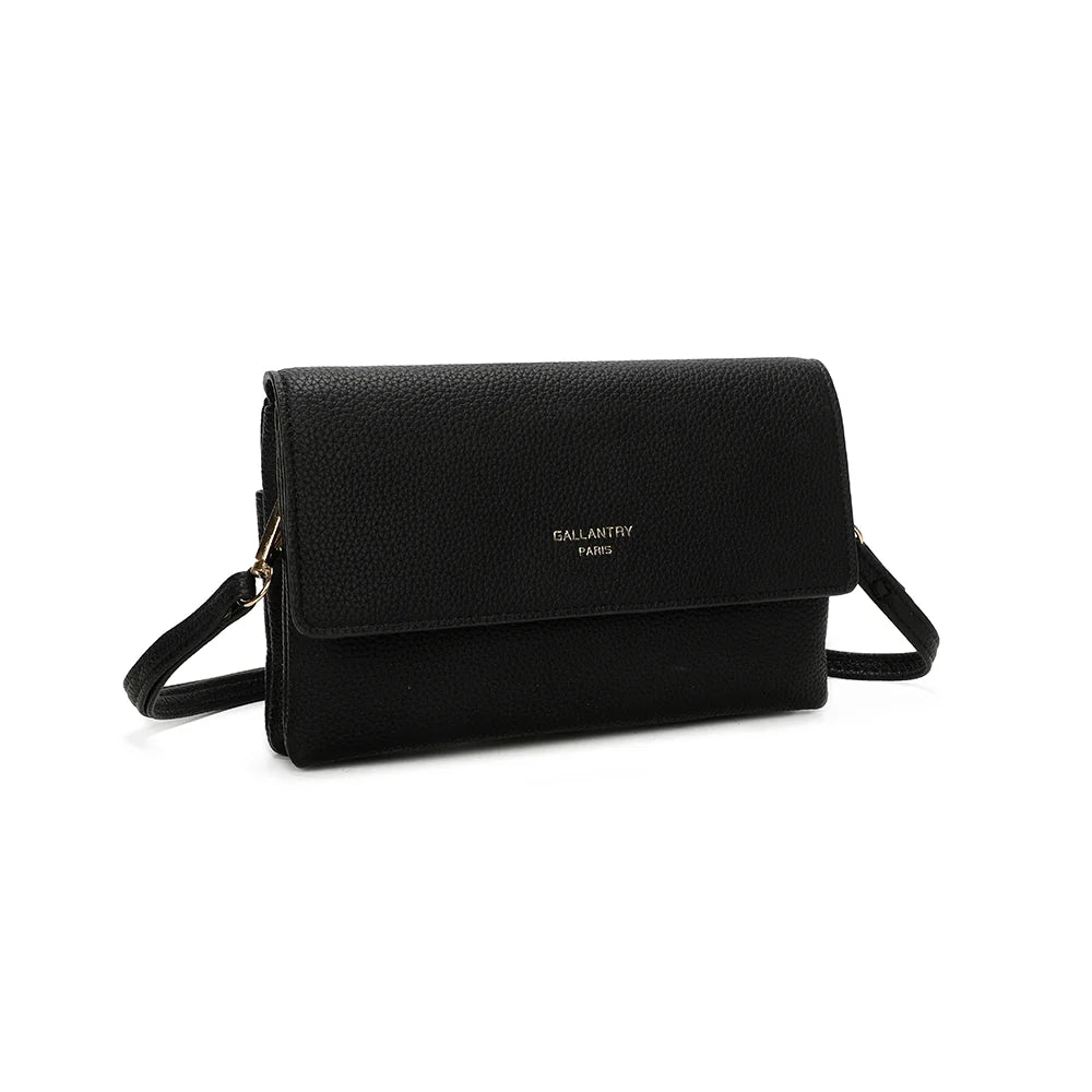 Pochette Elara noir vue de trois quarts : format plat et rabat sobre en simili cuir grainé – réf. SF-69033