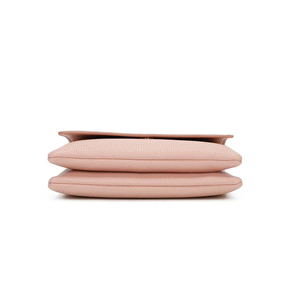 Dessous de la pochette Elara rose, simili cuir grainé vegan au toucher souple – réf. SF-69033