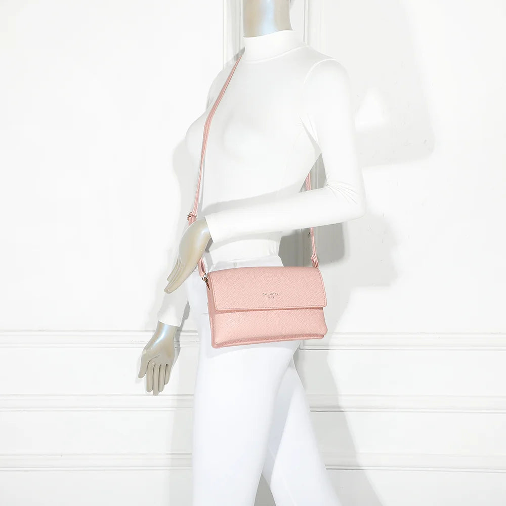 Pochette bandoulière Elara rose portée par une femme, en travers du corps – réf. SF-69033