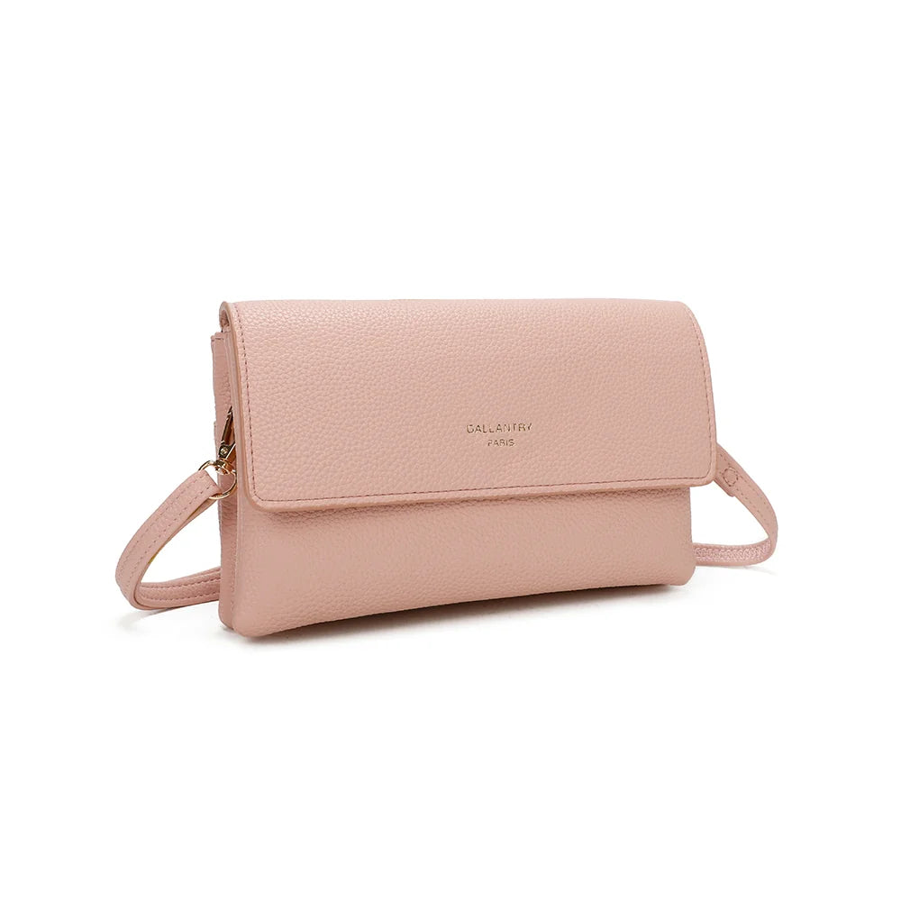 Pochette Elara rose vue de trois quarts : format plat et rabat sobre en simili cuir grainé – réf. SF-69033