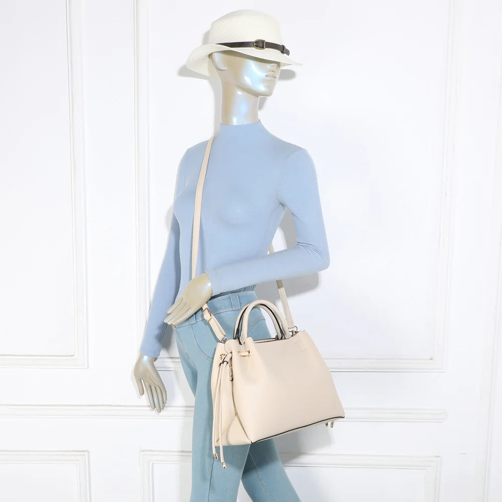 Sac Élégance Daily beige porté par une femme, à la main ou à l’épaule avec sa bandoulière amovible – réf. DQ-8731