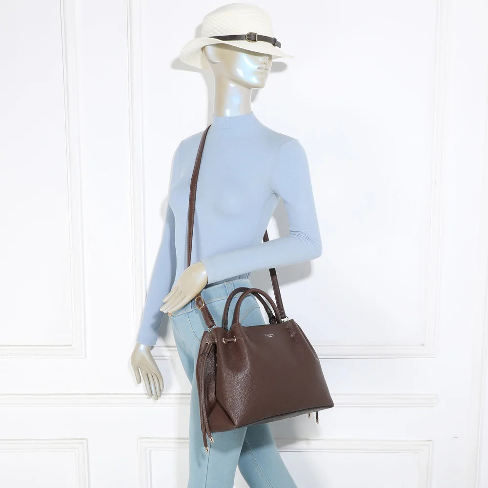 Sac Élégance Daily café porté par une femme, à la main ou à l’épaule avec sa bandoulière amovible – réf. DQ-8731