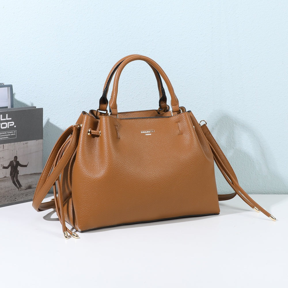 Sac à main Élégance Daily marron mis en scène dans un décor – visuel d’ambiance créé avec l’IA – Gallantry Paris