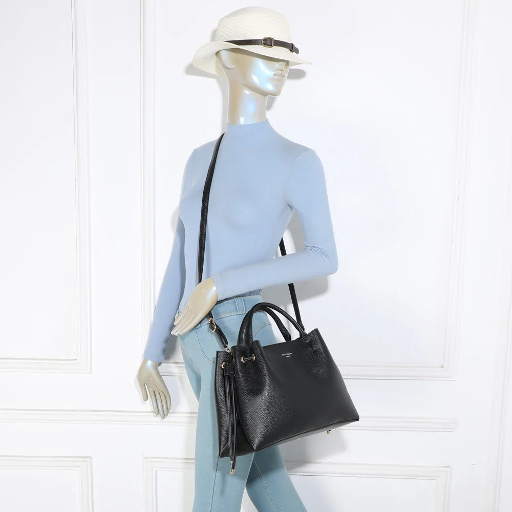 Sac Élégance Daily noir porté par une femme, à la main ou à l’épaule avec sa bandoulière amovible – réf. DQ-8731