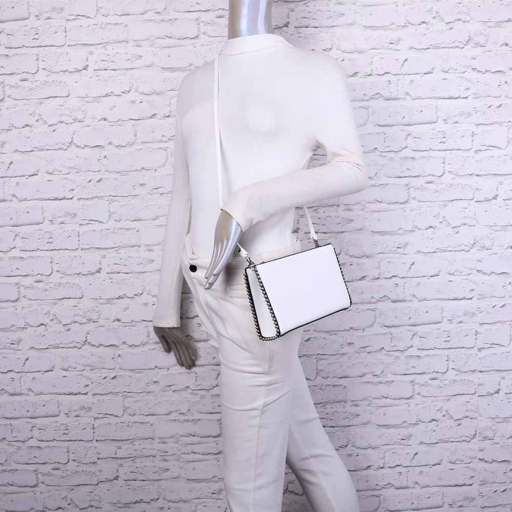 Sac Élégance Perlée blanc porté en bandoulière par une femme, format compact près du corps – réf. R-1559