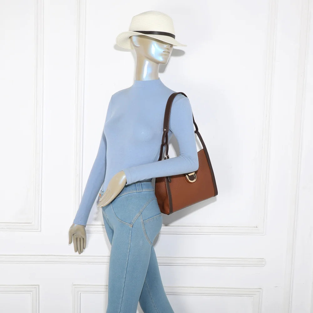 Sac femme Élégance Urbaine marron porté à l’épaule, un format idéal au quotidien en ville – réf. A-9141