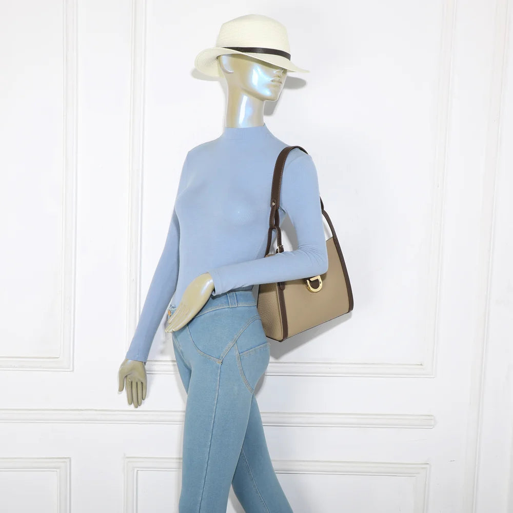 Sac femme Élégance Urbaine taupe porté à l’épaule, un format idéal au quotidien en ville – réf. A-9141