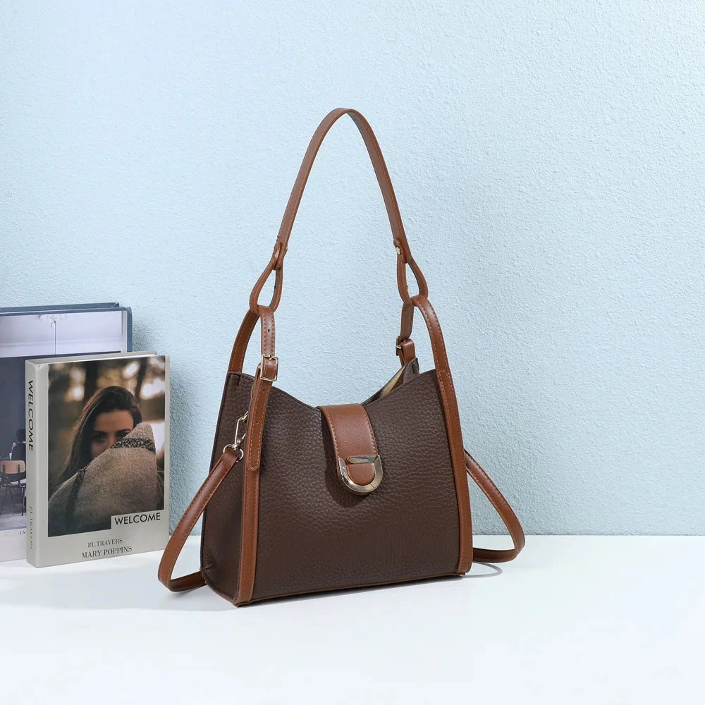 Sac porté épaule femme Élégance Urbaine marron posé devant des livres – visuel d'ambiance créé avec l'IA – Gallantry Paris