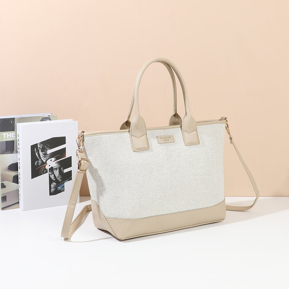 Sac à main Éléna beige/taupe posé dans un décor d’intérieur – visuel d’ambiance créé avec l’IA – Gallantry Paris