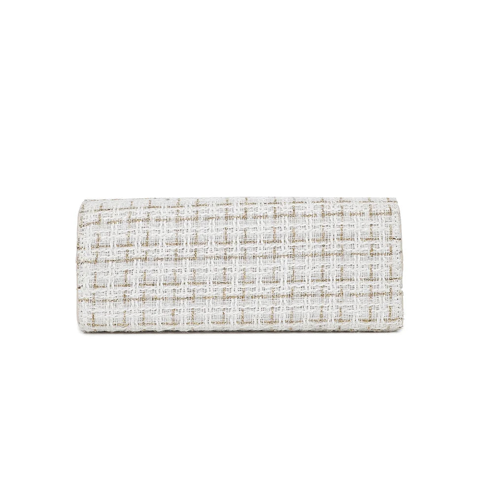 Dessous du sac Élia beige clair, une base plate et structurée qui lui permet de tenir droit – réf. C-0169-5