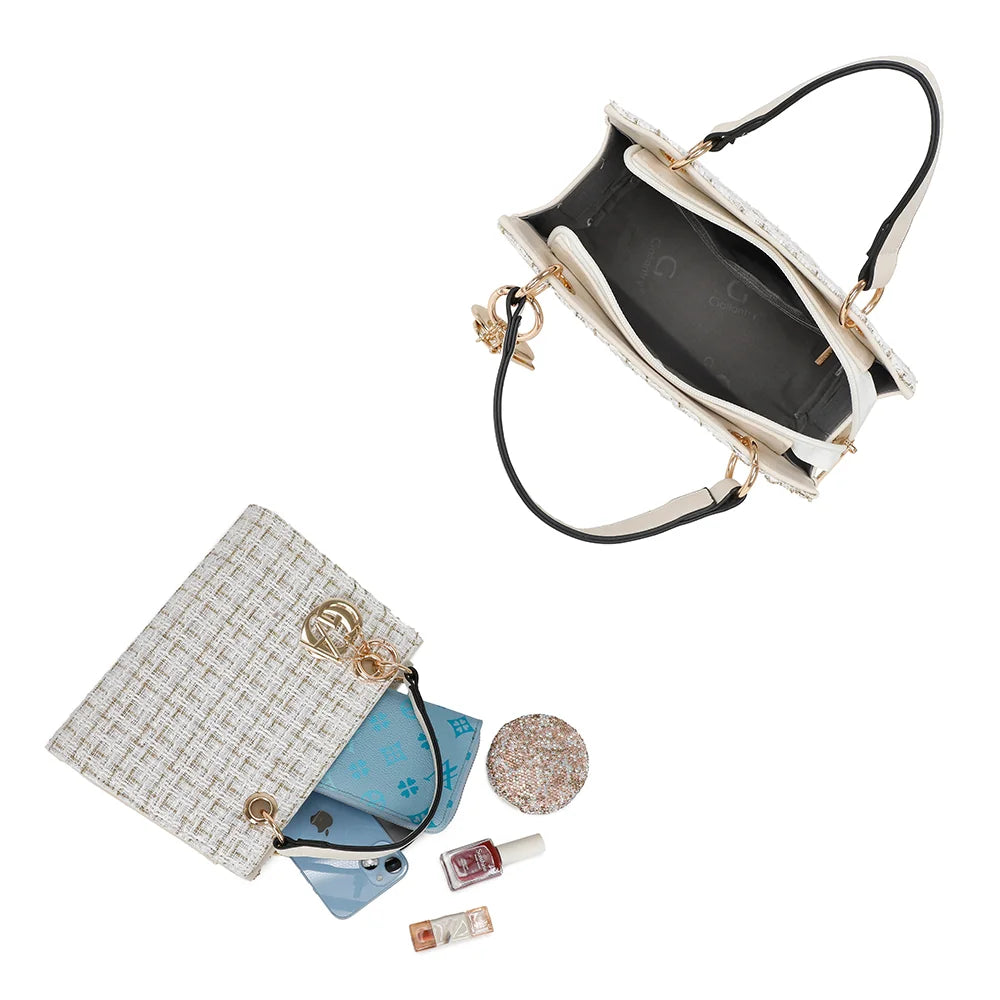 Intérieur du sac Élia beige clair : doublure siglée Gallantry, téléphone, portefeuille et maquillage – réf. C-0169-5