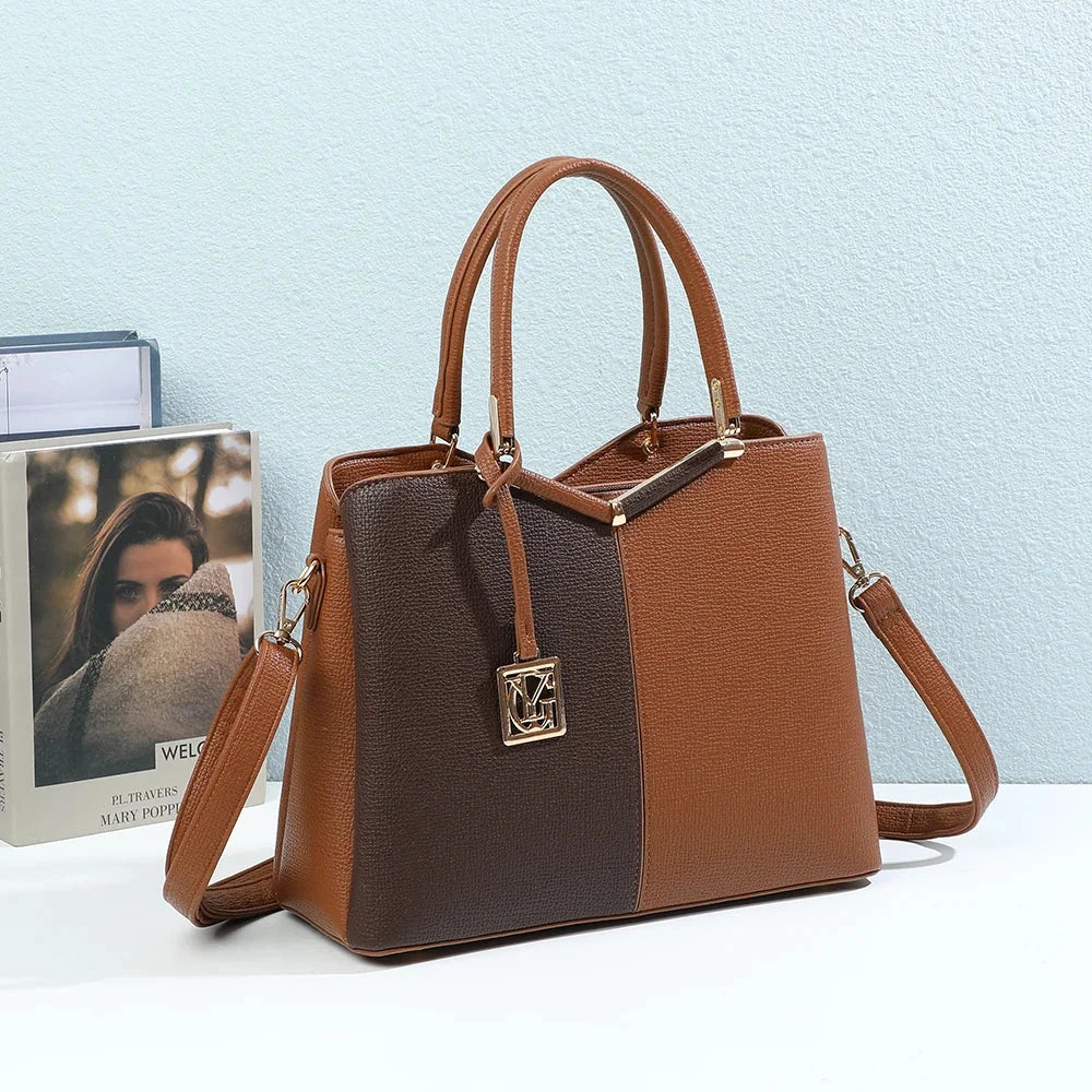 Sac à main femme Élisa chocolat et cognac posé devant des livres – visuel d'ambiance créé avec l'IA – Gallantry Paris