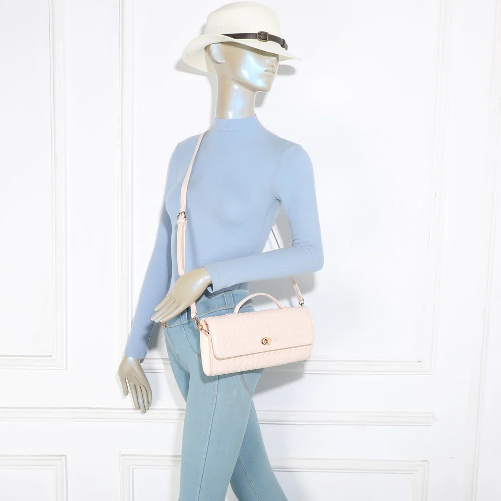 Élixir Tressé beige porté, pour juger de ses proportions : un sac à main femme allongé de 30 cm – réf. DQ-8730