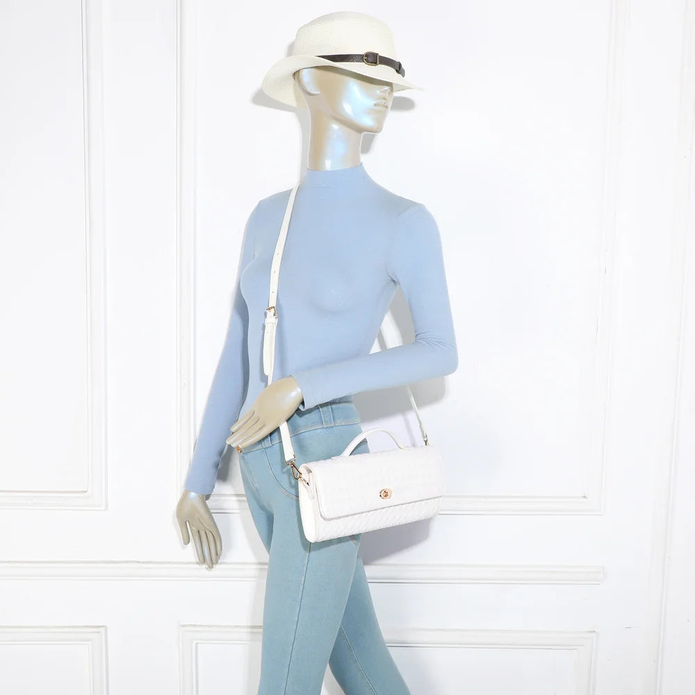 Élixir Tressé blanc porté, pour juger de ses proportions : un sac à main femme allongé de 30 cm – réf. DQ-8730