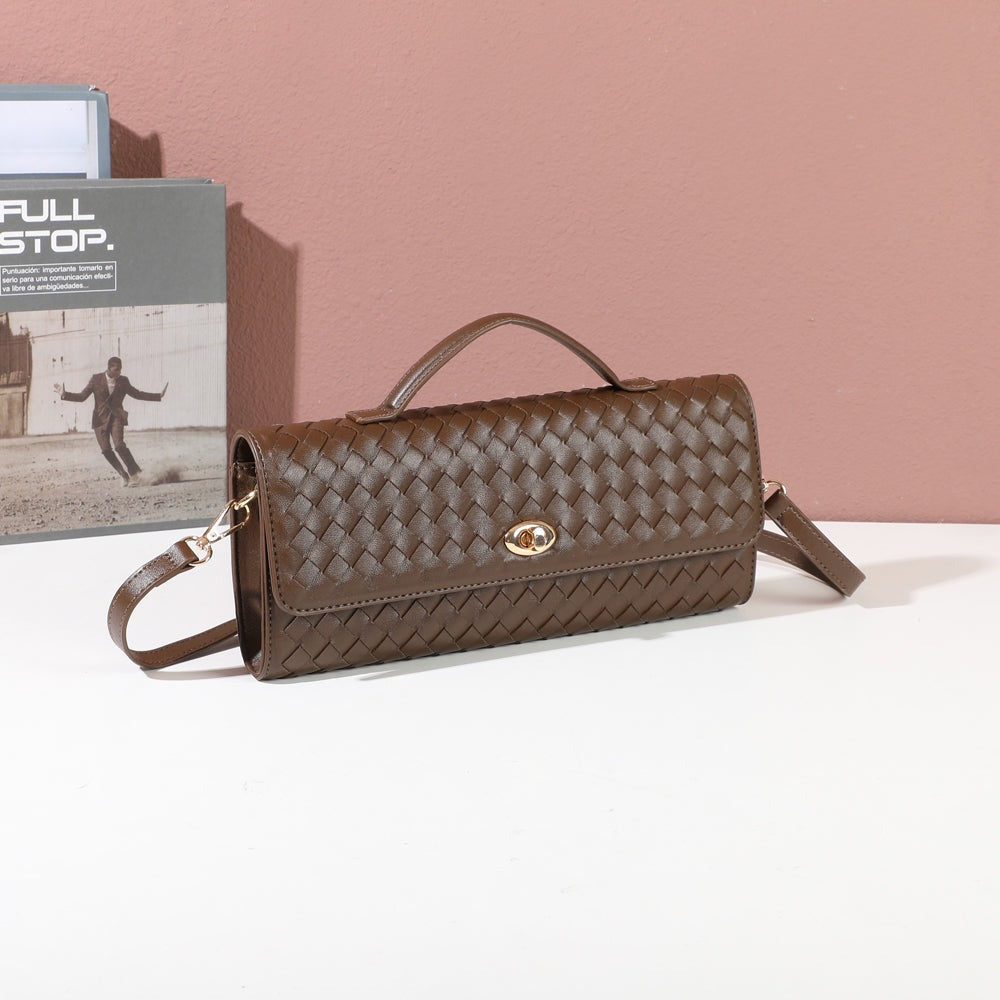 Sac à main tressé Élixir Tressé Coffee mis en scène dans un décor d’intérieur – visuel d’ambiance créé avec l’IA – Gallantry Paris