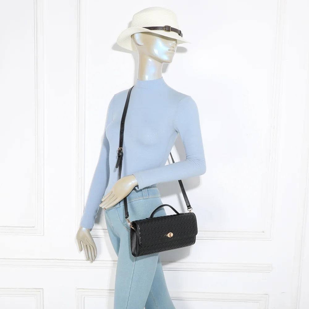Élixir Tressé noir porté, pour juger de ses proportions : un sac à main femme allongé de 30 cm – réf. DQ-8730