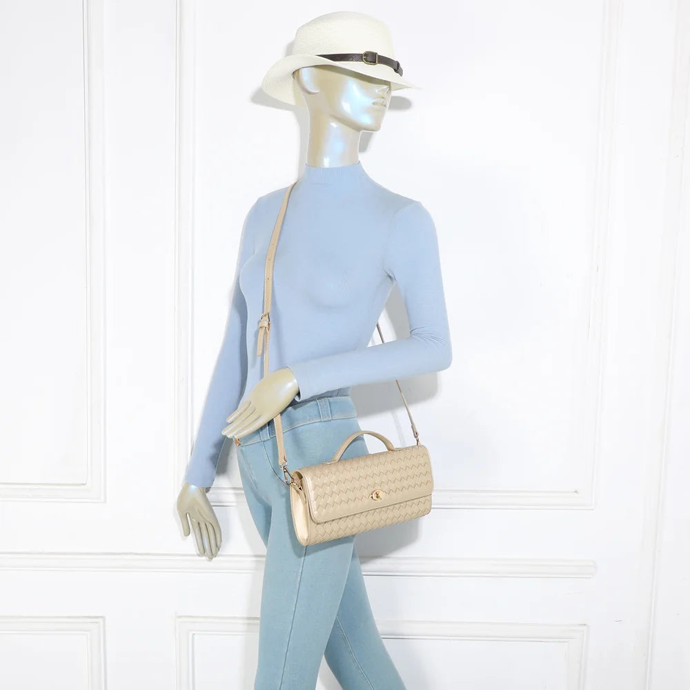 Élixir Tressé or porté, pour juger de ses proportions : un sac à main femme allongé de 30 cm – réf. DQ-8730