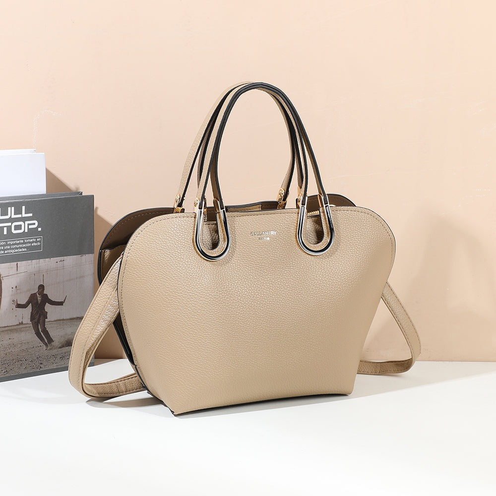 Sac à main Élora taupe mis en scène dans un décor – visuel d’ambiance créé avec l’IA – Gallantry Paris