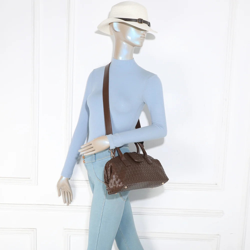Sac tressé Émeraude Douce café porté par une femme, à la main ou à l’épaule avec sa bandoulière – réf. DG-5809