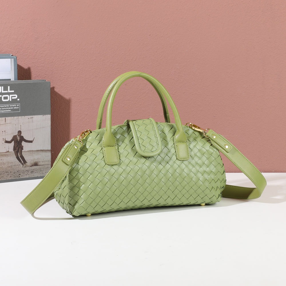 Sac à main tressé Émeraude Douce vert posé dans un décor d’intérieur – visuel d’ambiance créé avec l’IA – Gallantry Paris