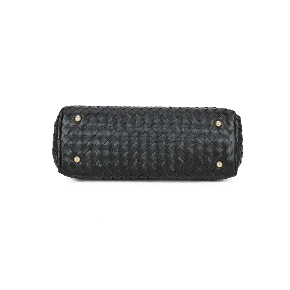 Dessous du sac Émeraude Douce noir, posé sur de petits pieds métalliques dorés qui protègent la base – réf. DG-5809