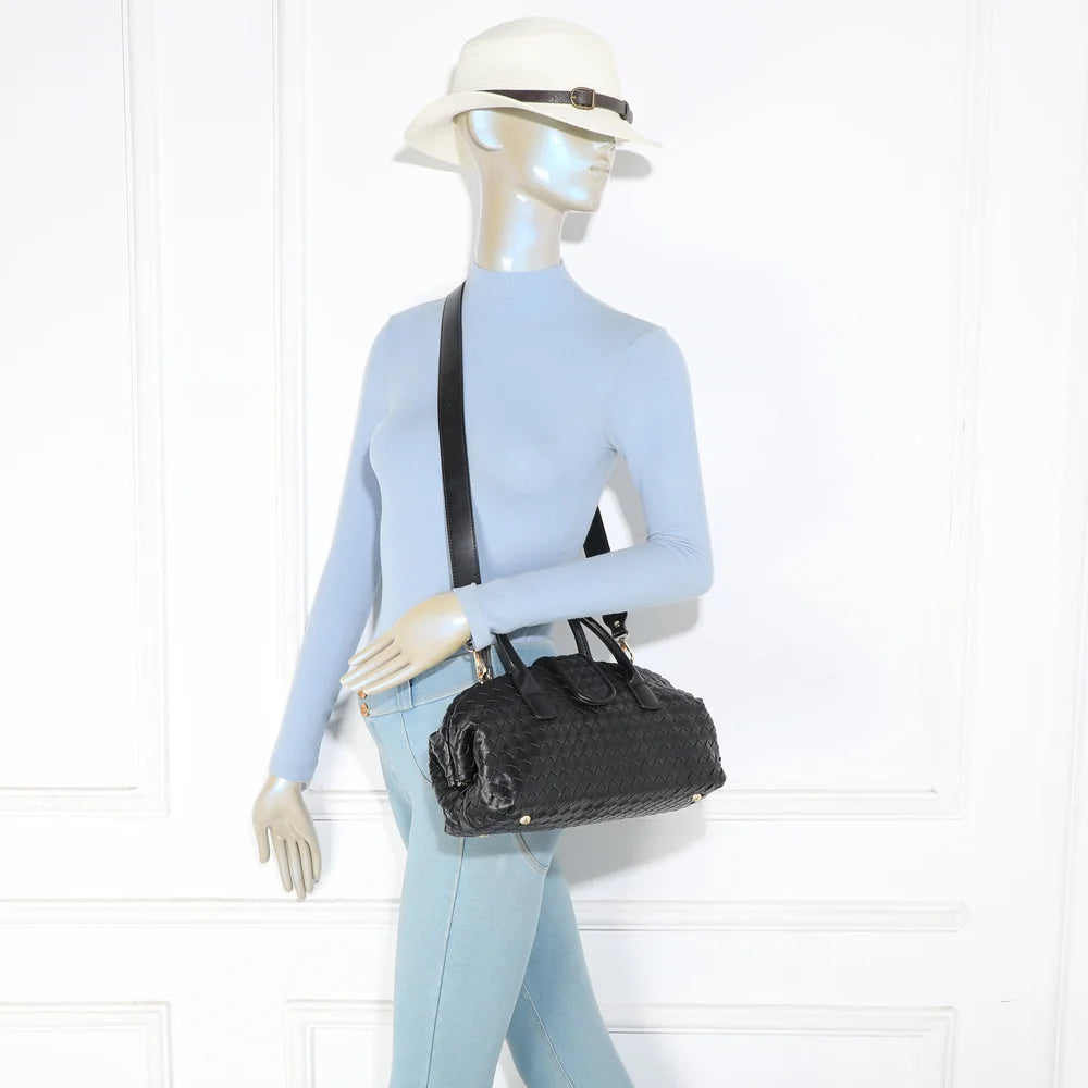 Sac tressé Émeraude Douce noir porté par une femme, à la main ou à l’épaule avec sa bandoulière – réf. DG-5809