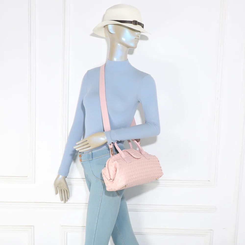 Sac tressé Émeraude Douce rose porté par une femme, à la main ou à l’épaule avec sa bandoulière – réf. DG-5809