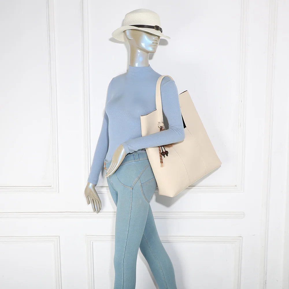 Sac cabas Erythéa beige porté à l’épaule par une femme grâce à ses anses de 31 cm – réf. R-2027